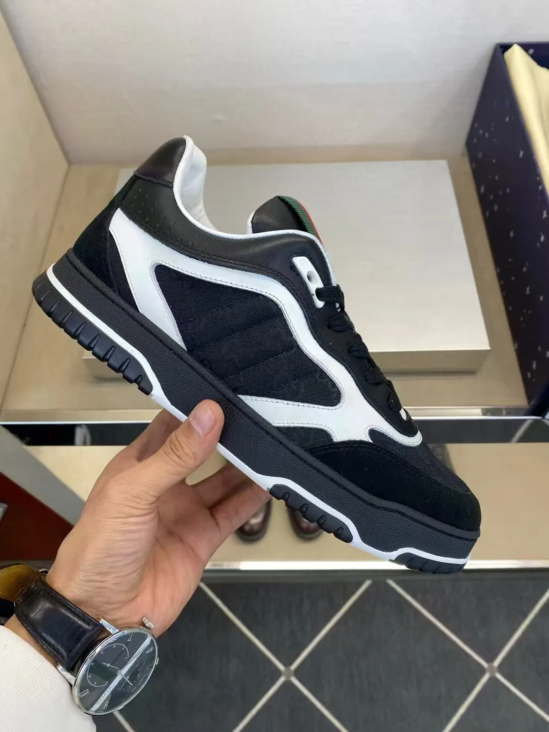 P440 new men's shoes GUCCI [Lightning] latest shoes are shipped. Original quality, fashionable, made of special materials, sheepskin lining, brand new packaging. The foot feels super comfortable and the workmanship is impeccable. Size: Male 38-45.